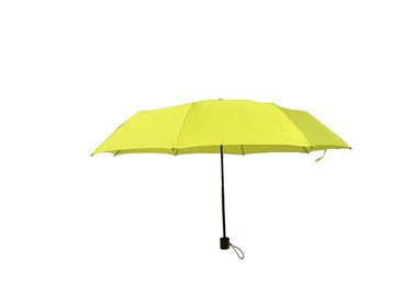 O guarda-chuva de dobramento do auto amarelo das senhoras, dobra o fim aberto do manual ausente do guarda-chuva