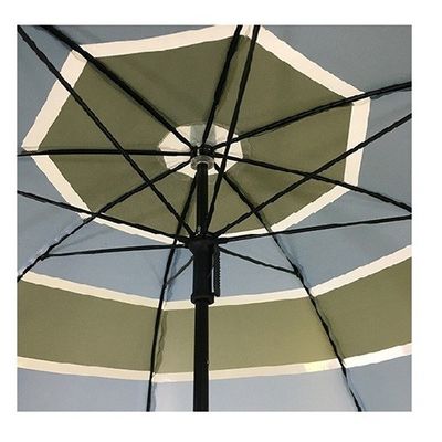A abóbada transparente dá forma ao ponto de entrada caçoa o guarda-chuva compacto