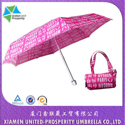 As letras cor-de-rosa modelam o guarda-chuva de alumínio de dobramento triplo