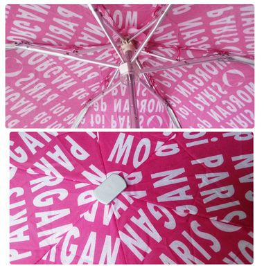As letras cor-de-rosa modelam o guarda-chuva de alumínio de dobramento triplo