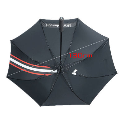 O metal marca 8 guarda-chuvas relativos à promoção do golfe dos painéis