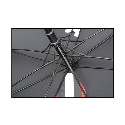 O metal marca 8 guarda-chuvas relativos à promoção do golfe dos painéis