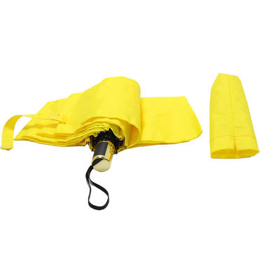O metal marca a cor amarela de dobramento do guarda-chuva três impermeável