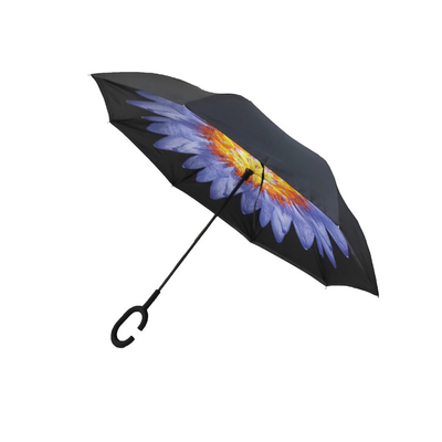 A dupla camada livre C das mãos segura o guarda-chuva invertido reverso Windproof