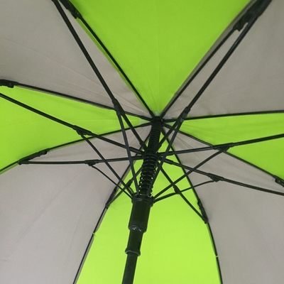 Um guarda-chuva de golfe elegante e preto