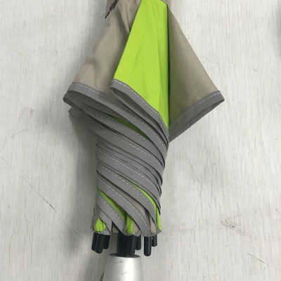 Um guarda-chuva de golfe elegante e preto