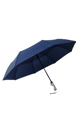 Um guarda-chuva de viagem dobrável automático com interruptor elétrico de 23 polegadas