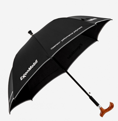 Um guarda-chuva Pongee personalizado com costelas de metal e fibra de vidro à prova de vento