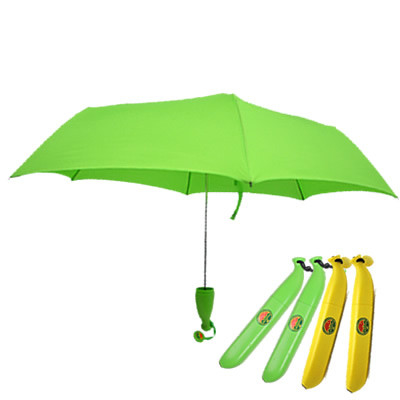 Um guarda-chuva de bananas leve e fácil de levar.