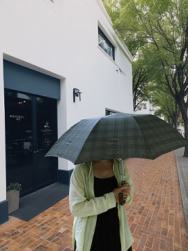 Um guarda-chuva compacto de metal de 20,5 polegadas 8 costelas 2 dobrável com mini guarda-chuva aberta automaticamente
