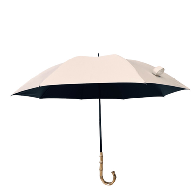 Um guarda-chuva de 260g de punho de bambu com revestimento UV preto e eixos de fibra de vidro