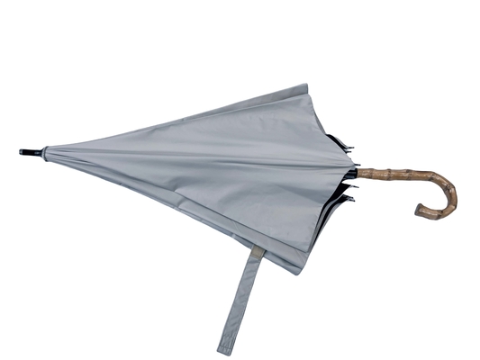 Um guarda-chuva de 260g de punho de bambu com revestimento UV preto e eixos de fibra de vidro
