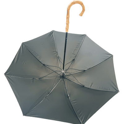 Um guarda-chuva de 260g de punho de bambu com revestimento UV preto e eixos de fibra de vidro