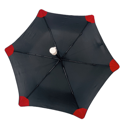 Um guarda-chuva de viagem automaticamente dobrável com quadro de fibra de vidro leve e eixo de metal