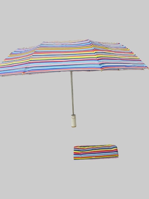 Um guarda-chuva compacto automático de três dobras com estrutura metálica resistente e alça de plástico