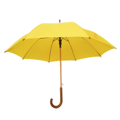 Um guarda-chuva de 23 polegadas de alta qualidade, à prova de vento, com um eixo de madeira e fibra de vidro.