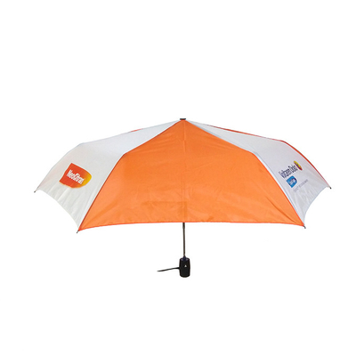 Um guarda-chuva com tecido de poliéster