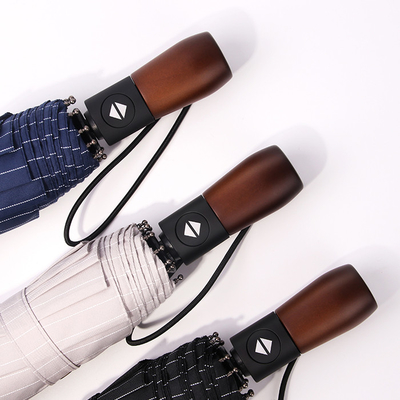 Prático guarda-chuva automático de três dobras para proteção de chuva confiável