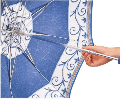 Um guarda-chuva de alumínio leve com um cabo de forma