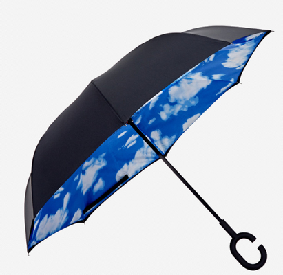 Um guarda-chuva à prova de vento reversível com alça de borracha