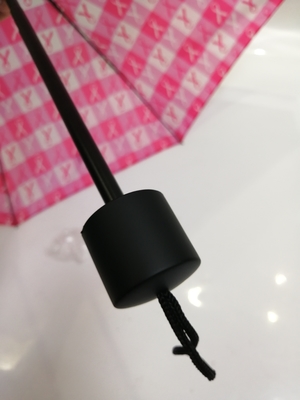 Um guarda-chuva de viagem auto aberto compacto e leve com um eixo de metal durável