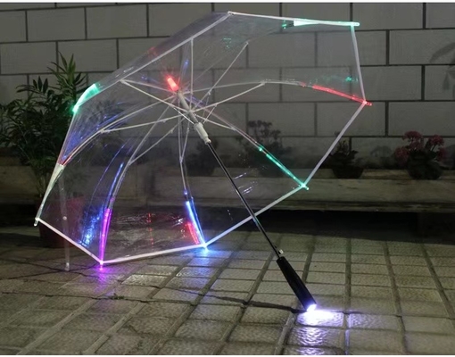 Um guarda-chuva transparente de golfe com luz LED para chuva com costelas de fibra de vidro e eixo de alumínio.