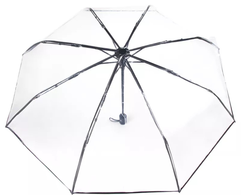 Um guarda-chuva transparente compacto e triplo cabe convenientemente num saco