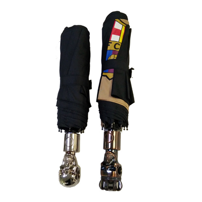 Um guarda-chuva com alça esqueleto com design personalizado