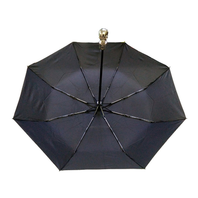 Um guarda-chuva com alça esqueleto com design personalizado