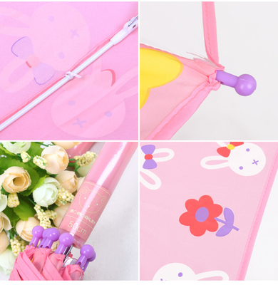 Um guarda-chuva de 18 polegadas com pacote personalizado