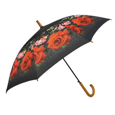 Um guarda-chuva à prova de vento de alça de madeira com costelas de fibra de vidro e cobertura de ponche