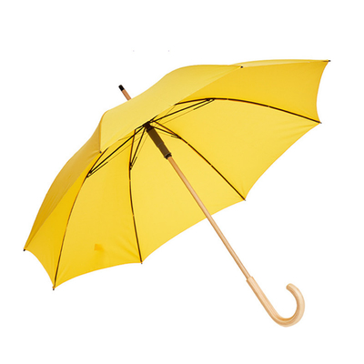 Um guarda-chuva personalizável de fibra de vidro de 8 costelas com alça de madeira