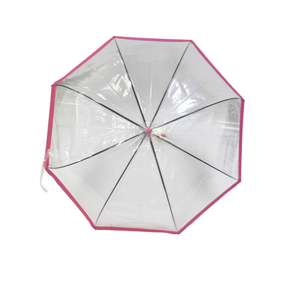 Um guarda-chuva de 23 polegadas com tecido transparente