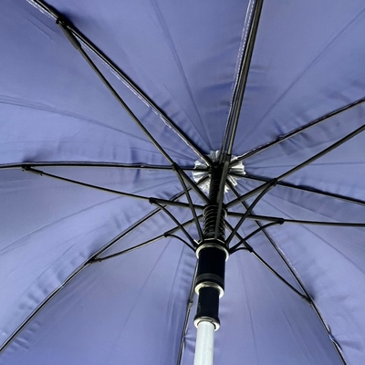 Um guarda-chuva de alumínio super resistente ao vento e leve de 23 polegadas com tecido Pongee de 210 toneladas, 8 costelas e 104 cm de diâmetro aberto.