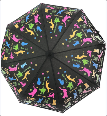 Um guarda-chuva à prova de vento criativo que muda de cor quando molhado