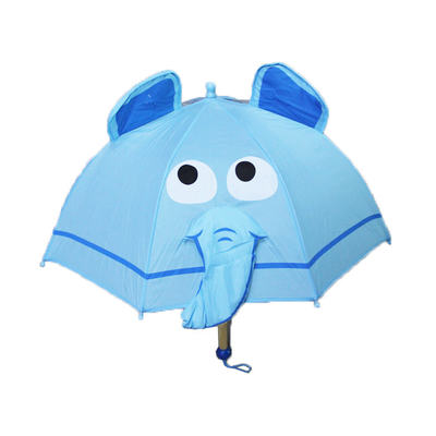 Um guarda-chuva infantil de desenhos animados de 15 polegadas com orelhas de animais tem uma janela transparente