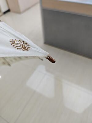 Um guarda-chuva de 23 polegadas com lençóis de algodão e costelas de fibra de vidro para proteção elegante contra a chuva