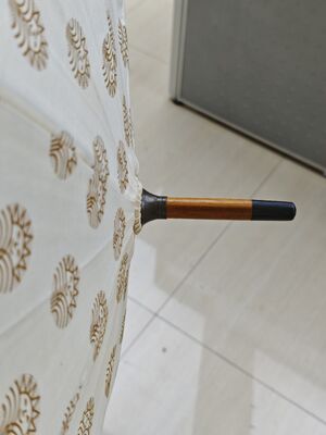 Um guarda-chuva de 23 polegadas com lençóis de algodão e costelas de fibra de vidro para proteção elegante contra a chuva