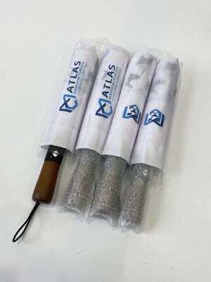 Um guarda-chuva de mão de madeira de 23 polegadas