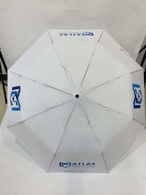 Um guarda-chuva de mão de madeira de 23 polegadas