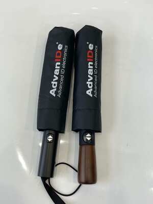 Um guarda-chuva de mão de madeira tradicional projetado para a máxima durabilidade e aparência elegante adequado para negócios e lazer