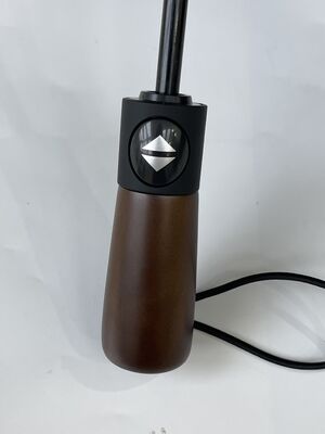 Um guarda-chuva de mão de madeira tradicional projetado para a máxima durabilidade e aparência elegante adequado para negócios e lazer