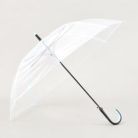 Um guarda-chuva transparente.