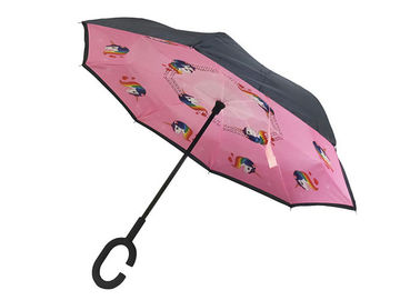 O reverso pequeno cor-de-rosa inverteu o punho de borracha Unicon do guarda-chuva impresso para crianças