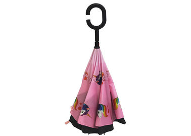 O reverso pequeno cor-de-rosa inverteu o punho de borracha Unicon do guarda-chuva impresso para crianças