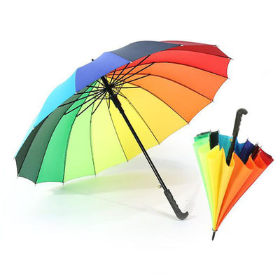 Manopla de plástico, guarda-chuva de pau aberto, com tecido e costelas.