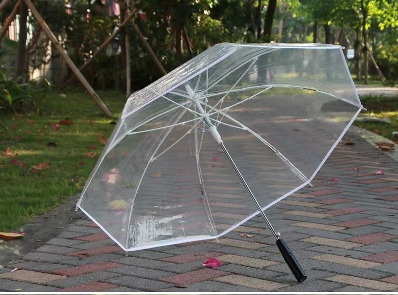 Um guarda-chuva transparente de golfe com luz LED para chuva com costelas de fibra de vidro e eixo de alumínio.