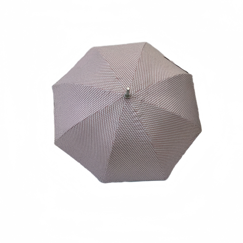Um guarda-chuva de alumínio super resistente ao vento e leve de 23 polegadas com tecido Pongee de 210 toneladas, 8 costelas e 104 cm de diâmetro aberto.