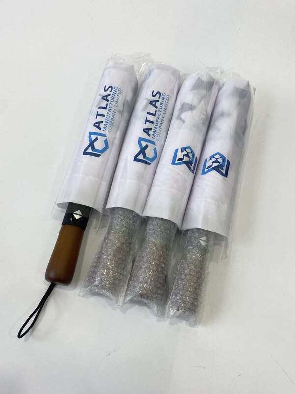 Um guarda-chuva de mão de madeira de 23 polegadas