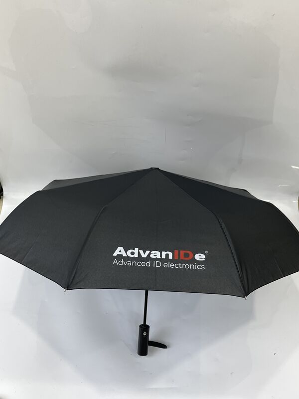 Um guarda-chuva de mão de madeira tradicional projetado para a máxima durabilidade e aparência elegante adequado para negócios e lazer